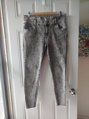 Refuge Women's Skinny Jeans in Gray Acid Wash